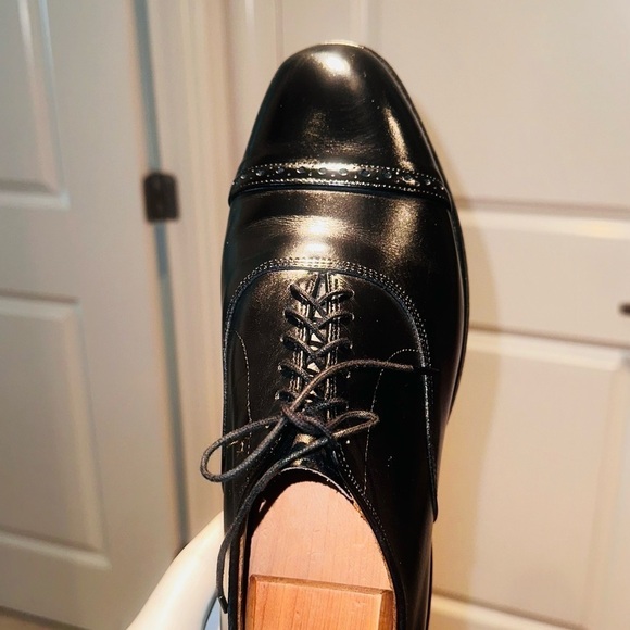 Allen Edmonds Byron Black Cap Toe Oxfords. - Picture 6 of 12